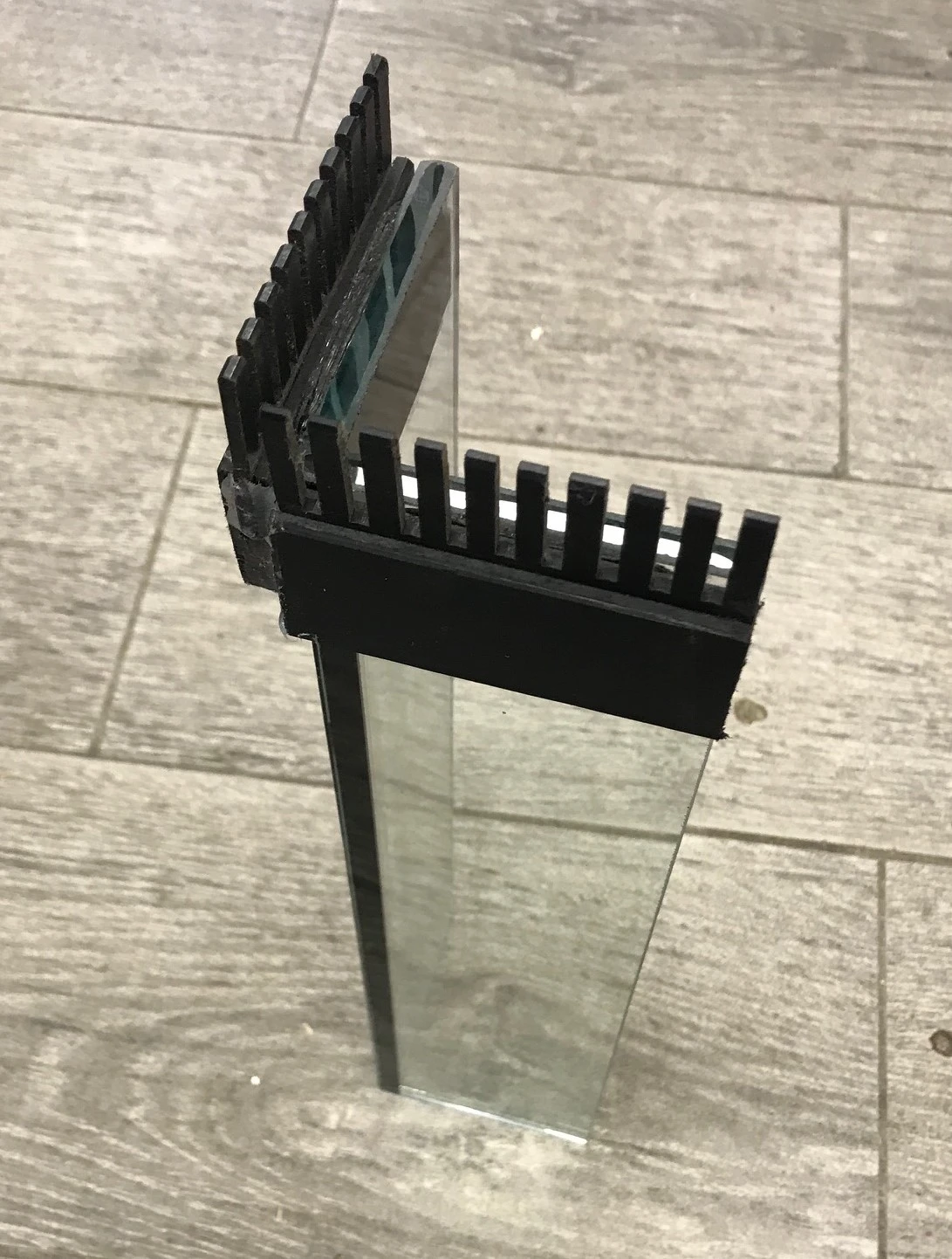 Overløbskasse med kam 8 x 8 x 36 cm